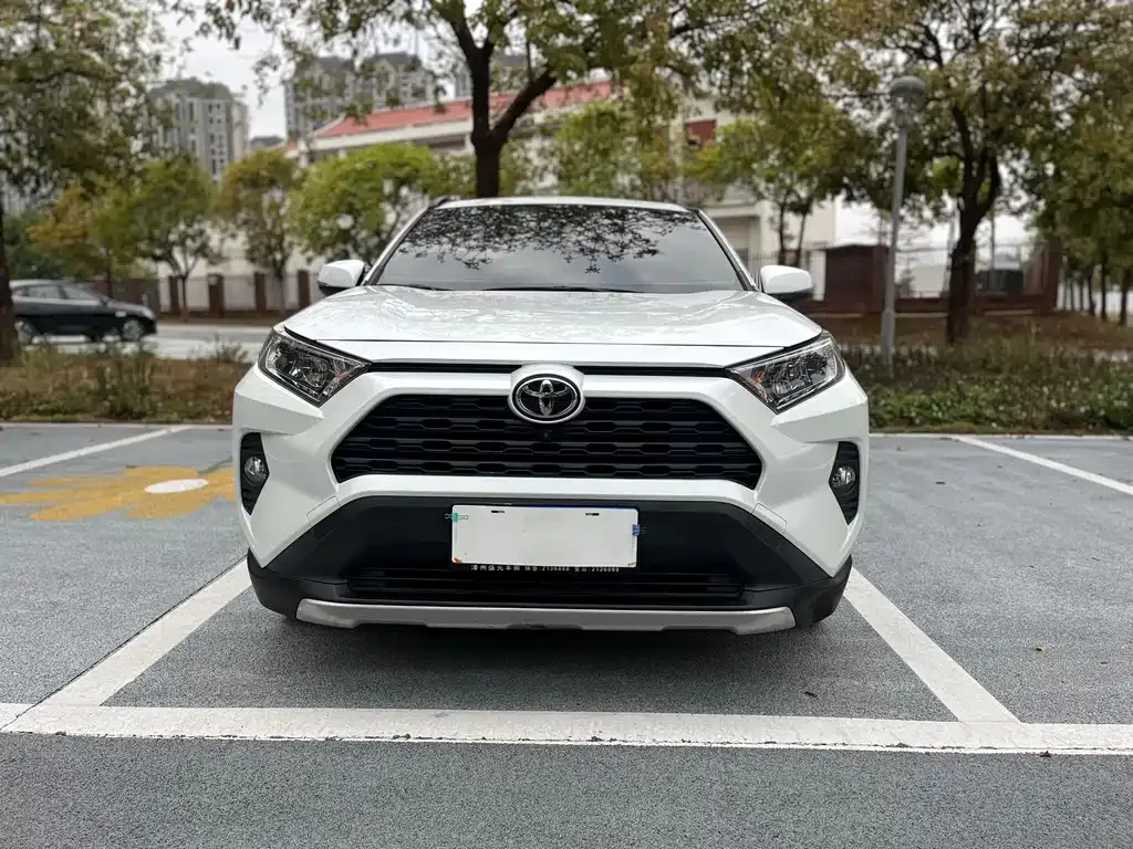 Toyota RAV4 — фото 9
