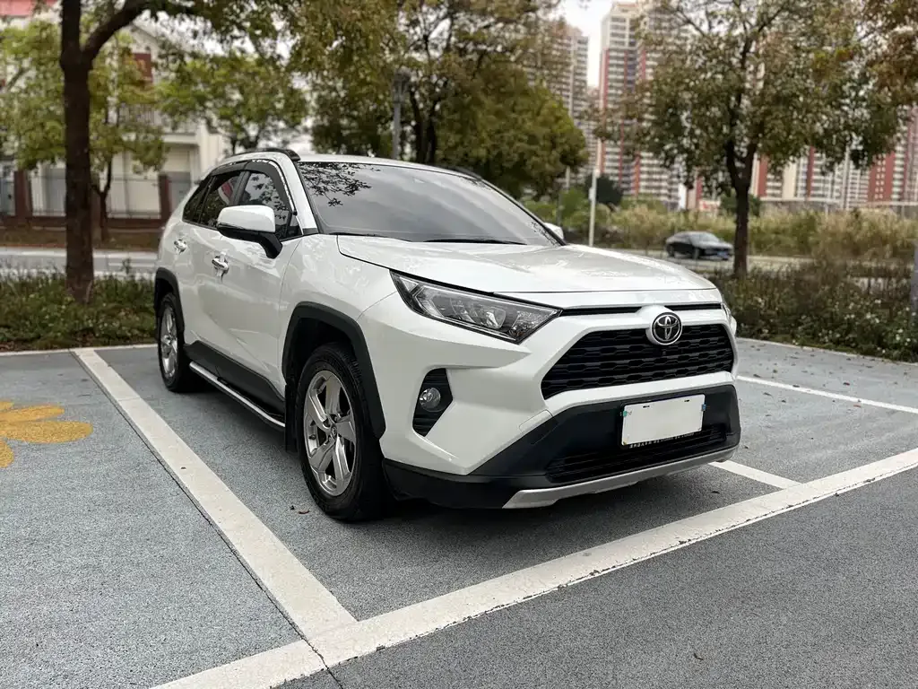 Toyota RAV4 — фото 8
