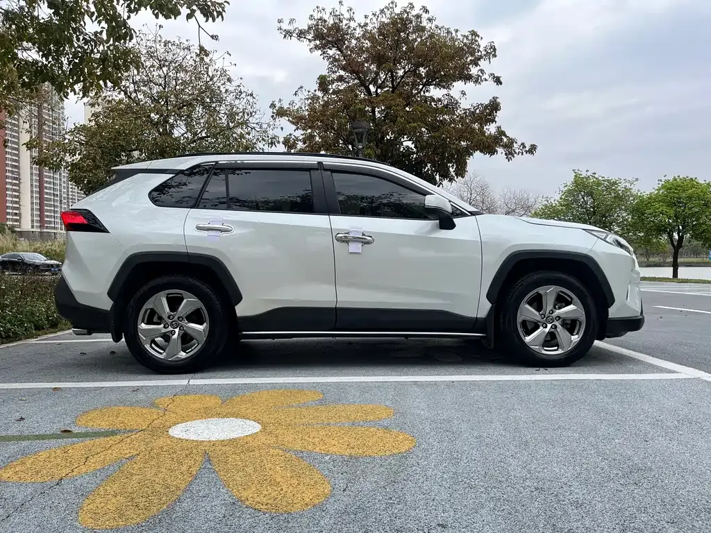 Toyota RAV4 — фото 10