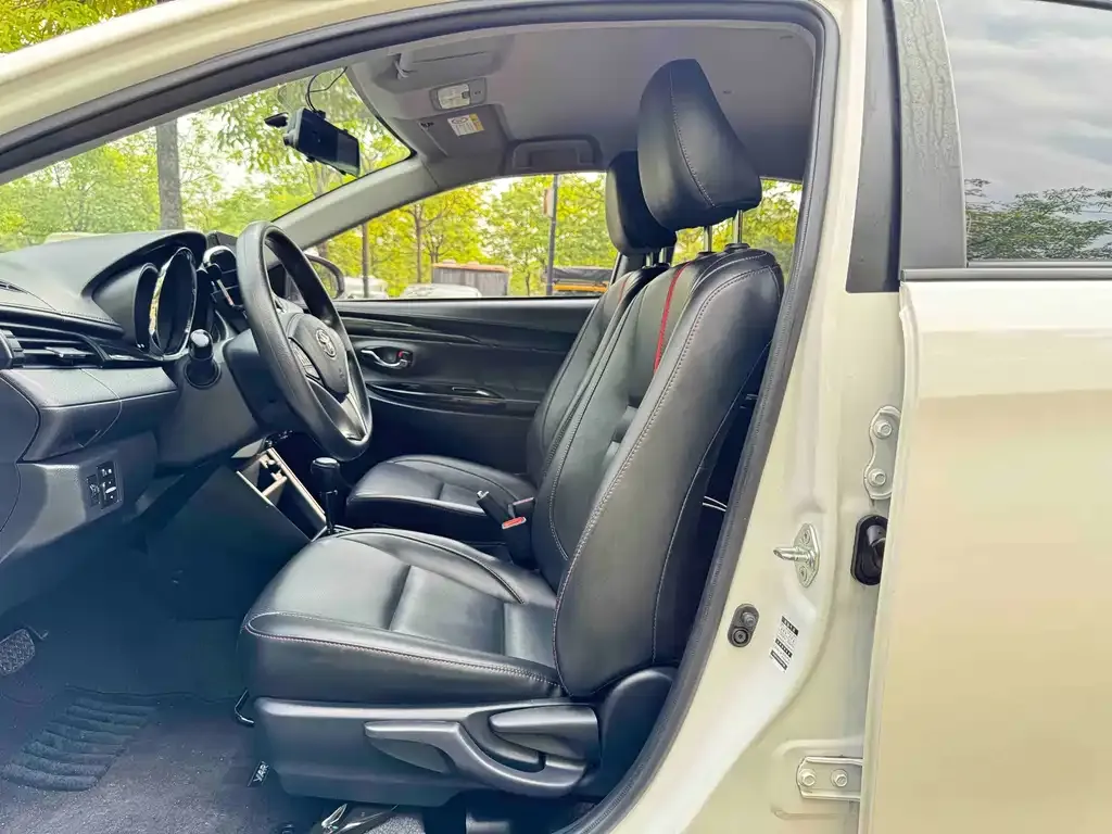 Toyota Yaris L — фото 3