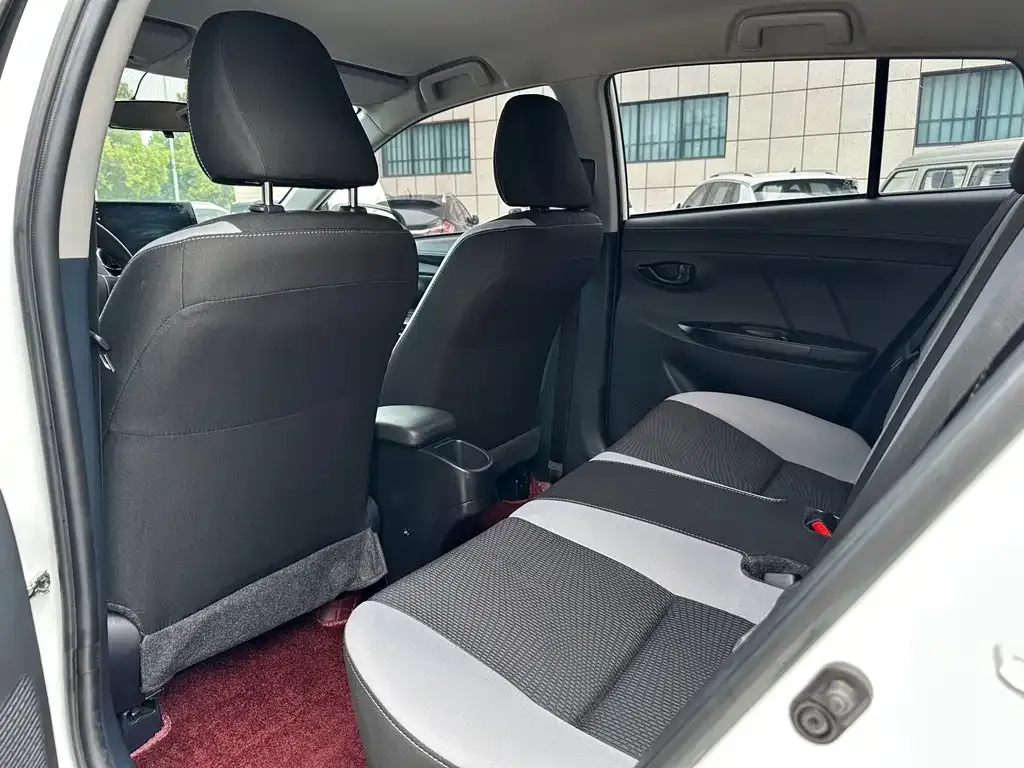 Toyota Yaris L — фото 2