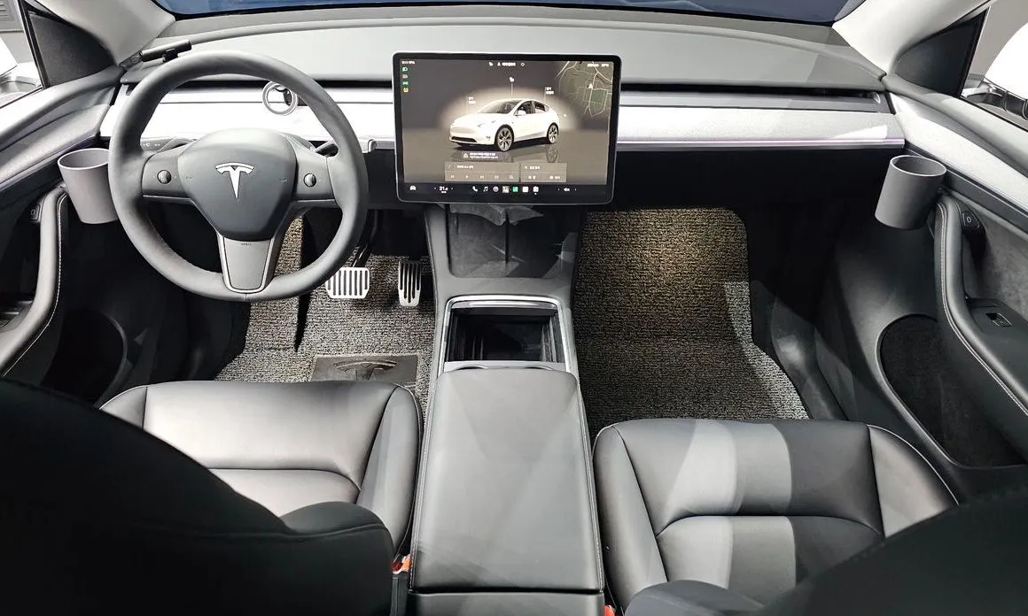 Tesla Model Y — фото 10