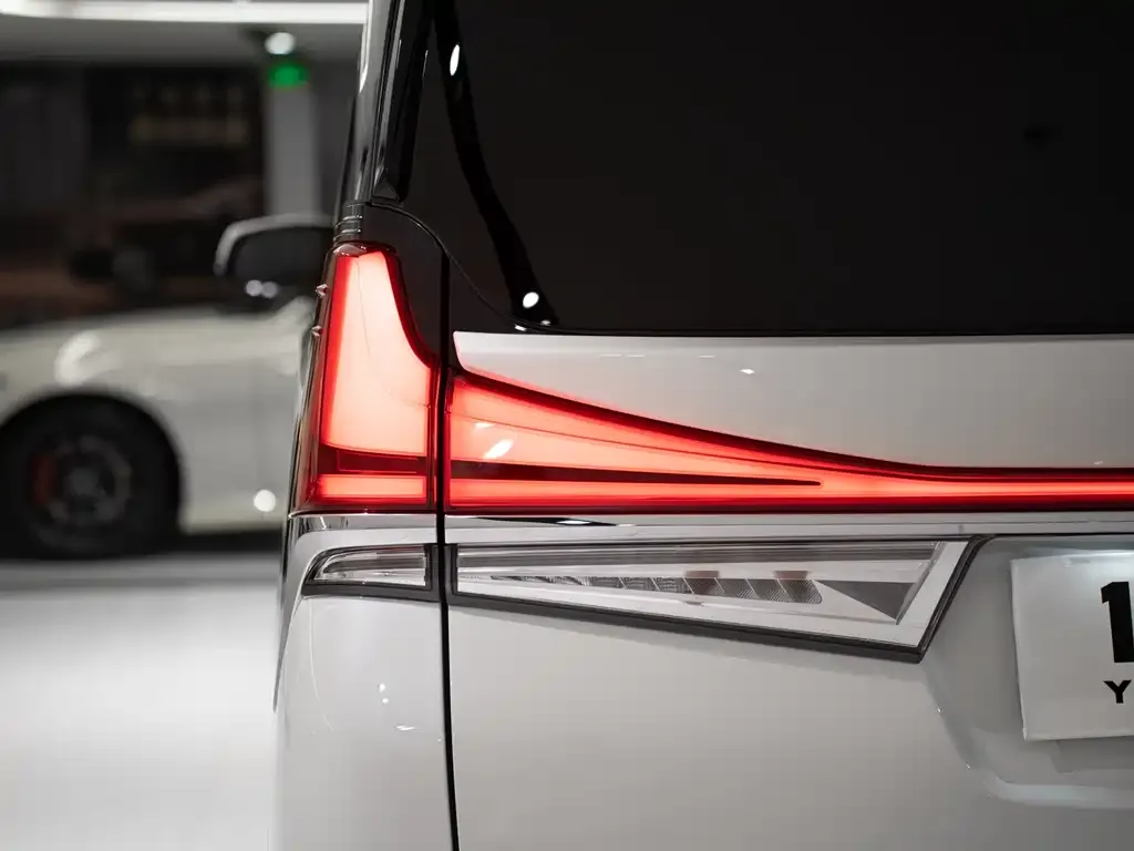 Lexus LM — фото 5