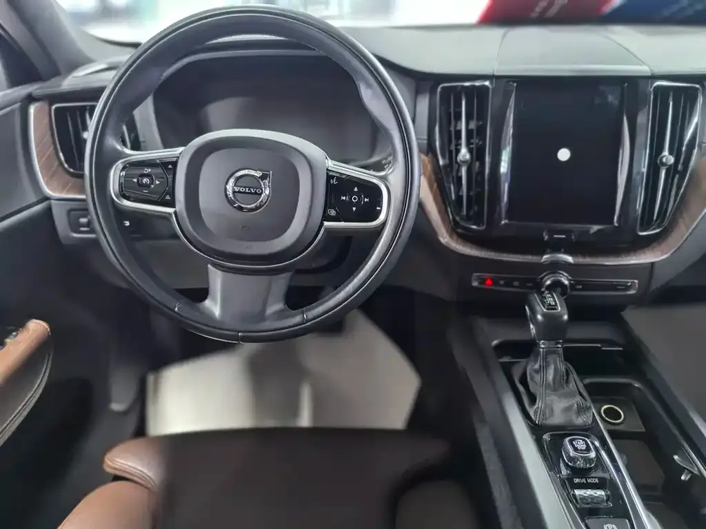 Volvo XC60 — фото 2