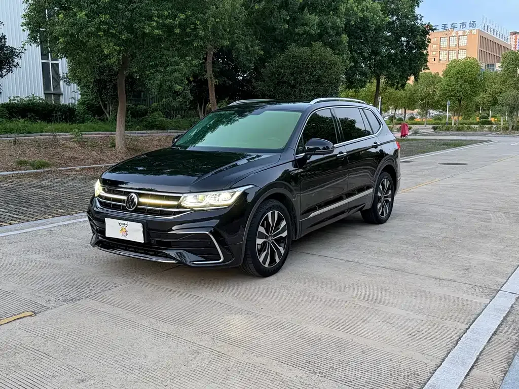 Volkswagen Tiguan L — фото 1