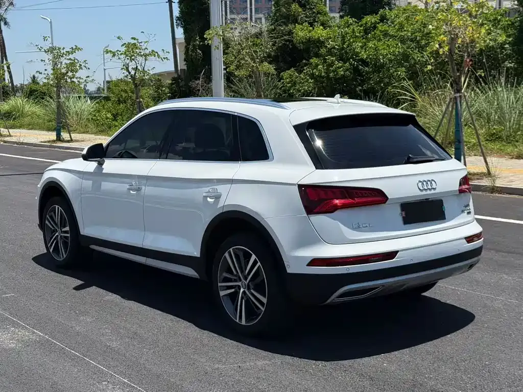 Audi Q5L — фото 8