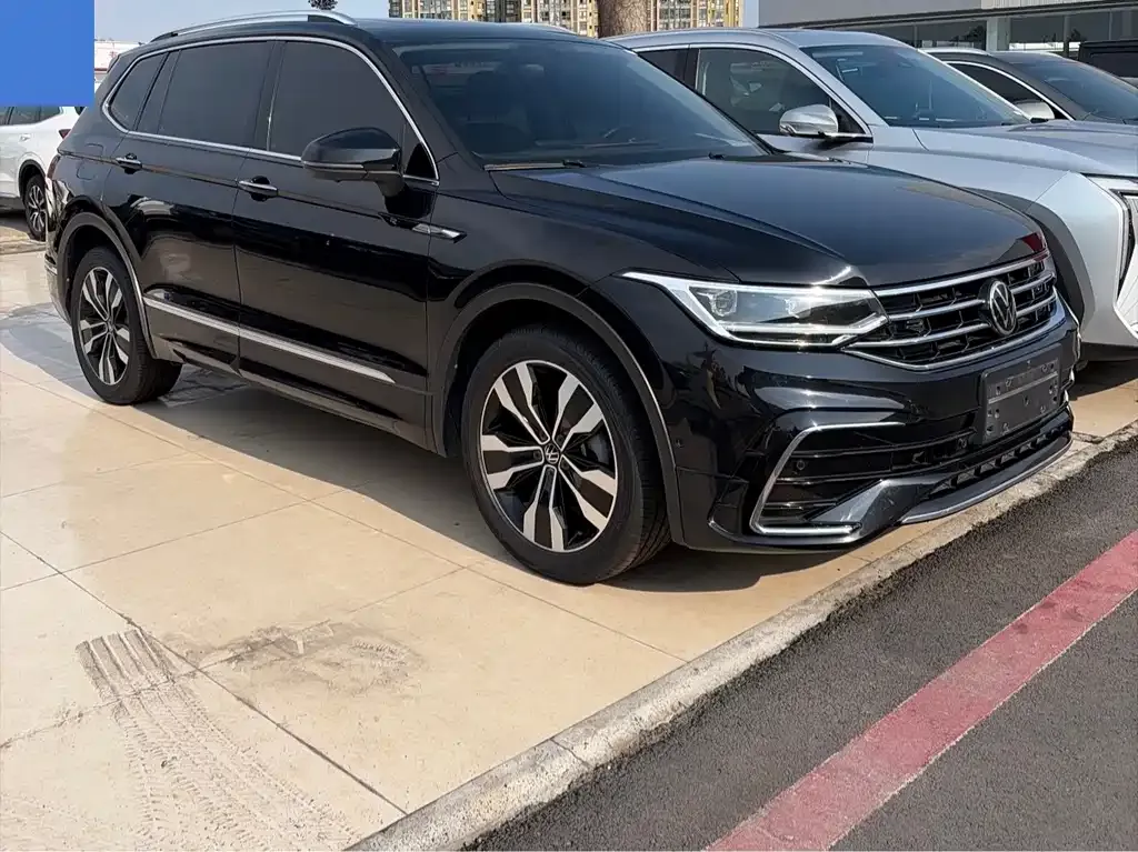 Volkswagen Tiguan L — фото 10