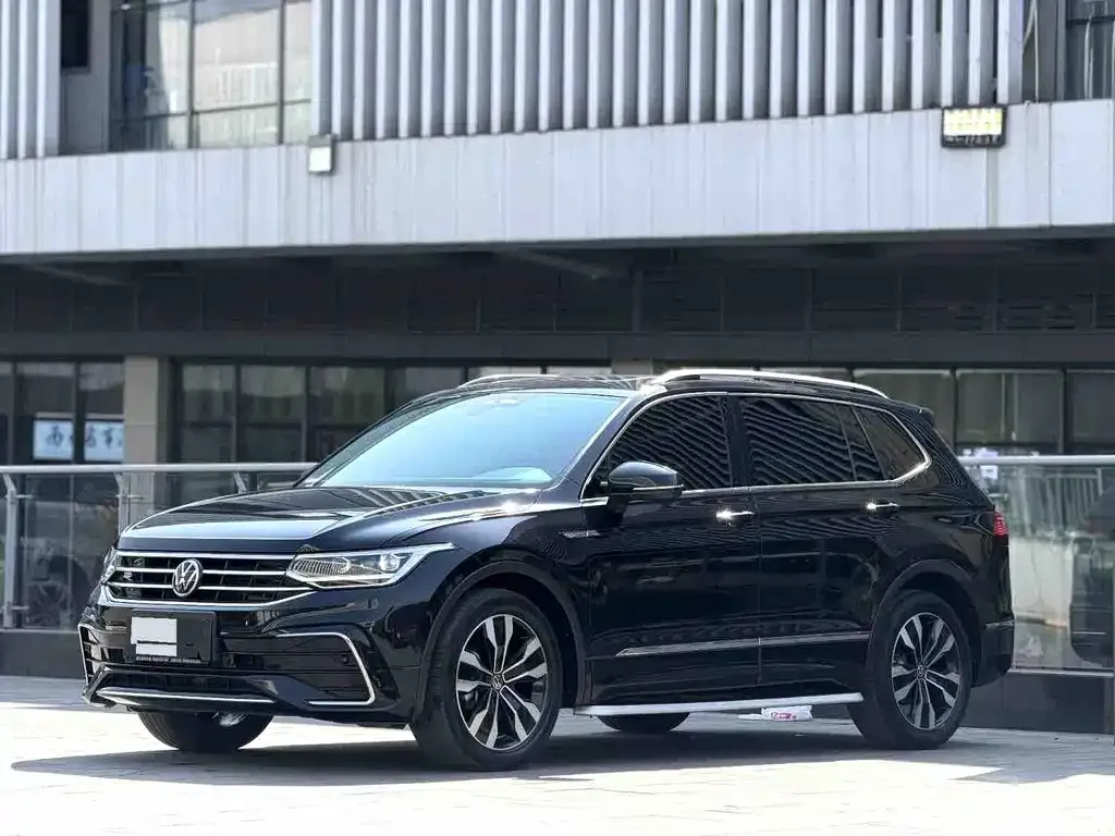 Volkswagen Tiguan L — фото 1