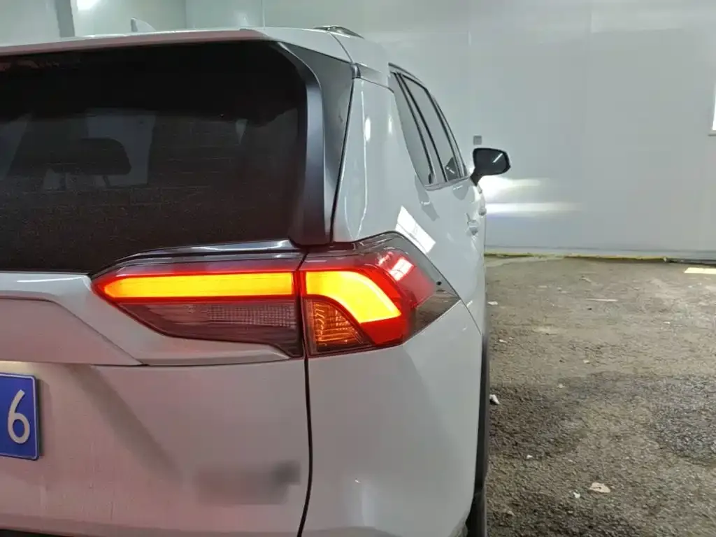 Toyota RAV4 — фото 3