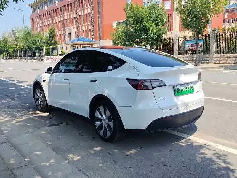 Tesla Model Y — фото 8