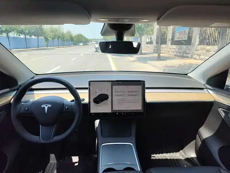 Tesla Model Y — фото 10