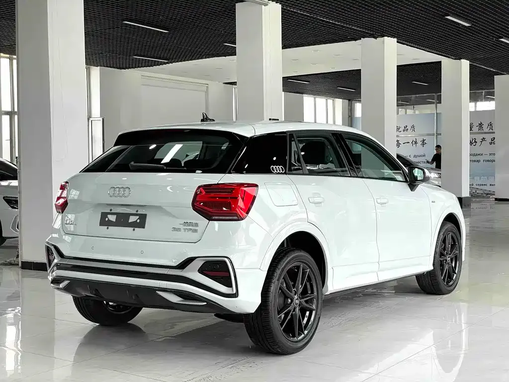 Audi Q2L — фото 5