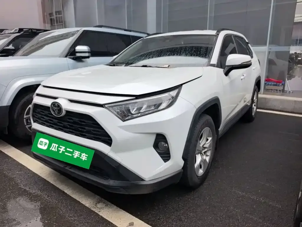 Toyota RAV4 — фото 1