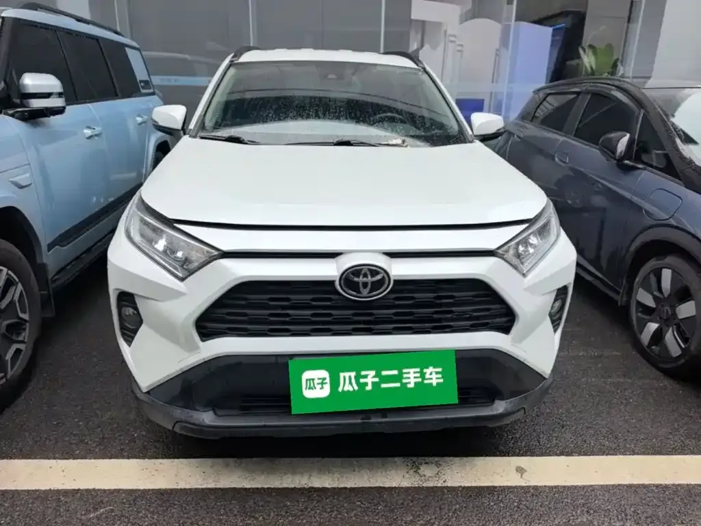 Toyota RAV4 — фото 7