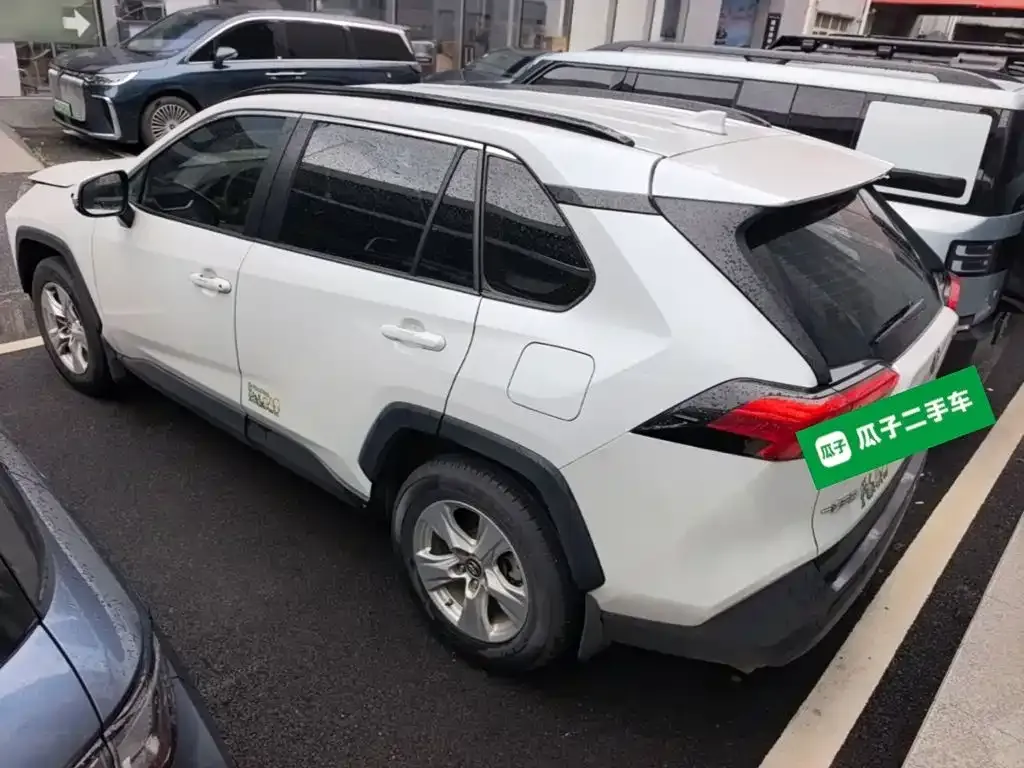Toyota RAV4 — фото 5
