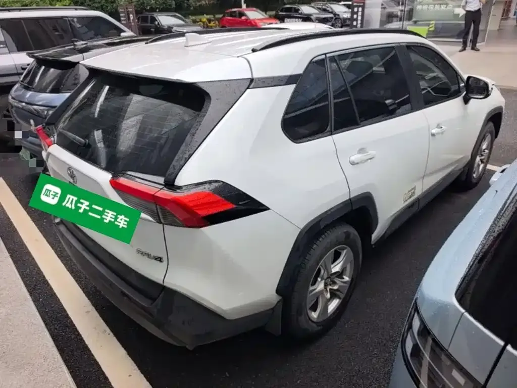 Toyota RAV4 — фото 6