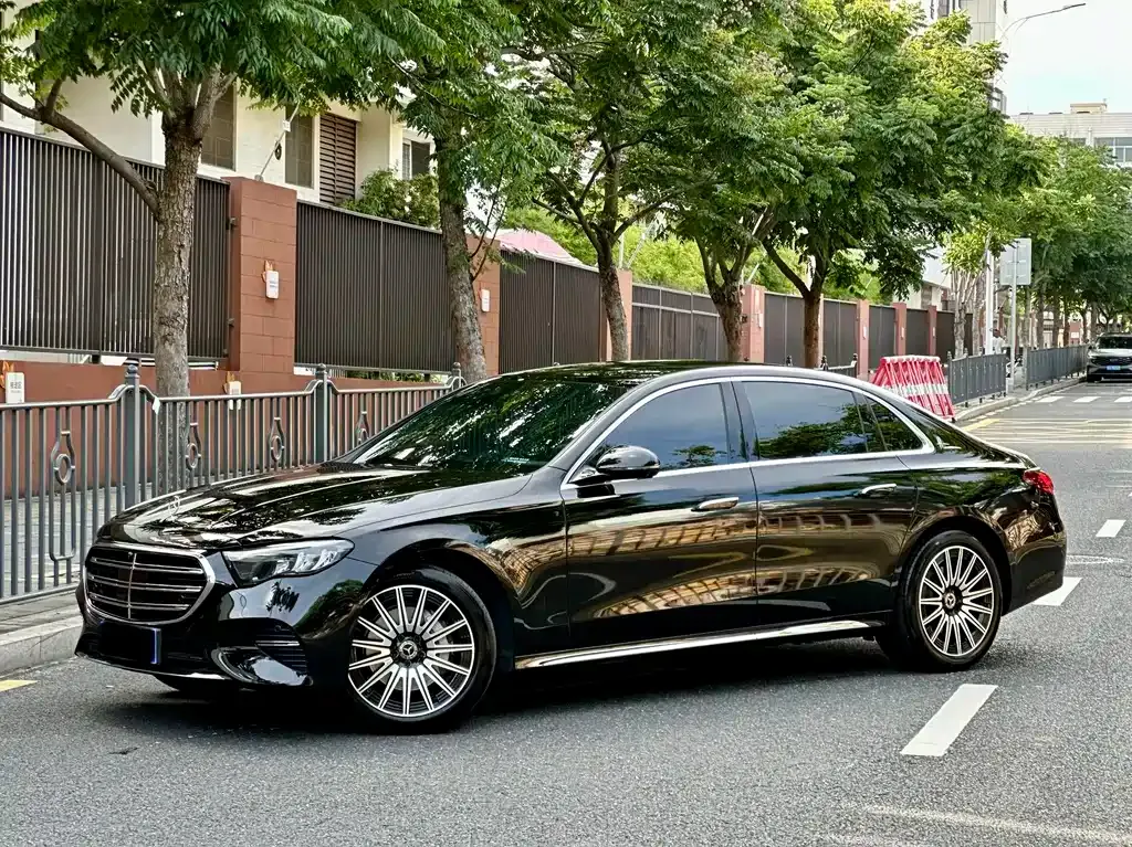 Mercedes-Benz E-Class — фото 1