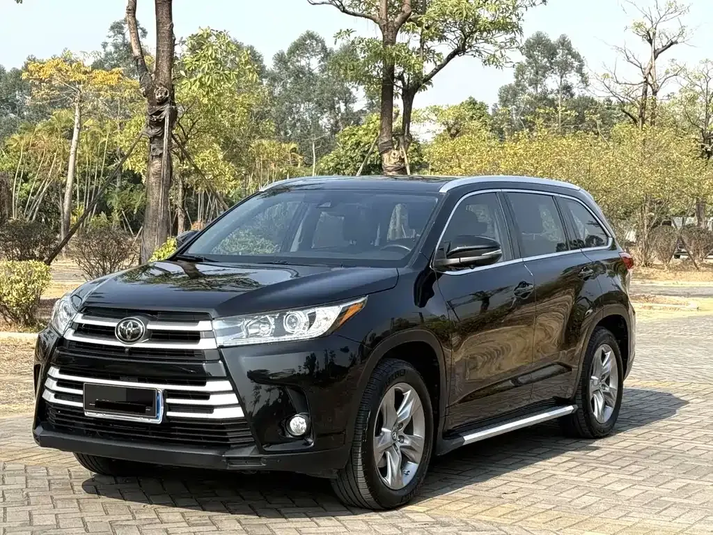 Toyota Highlander — фото 1