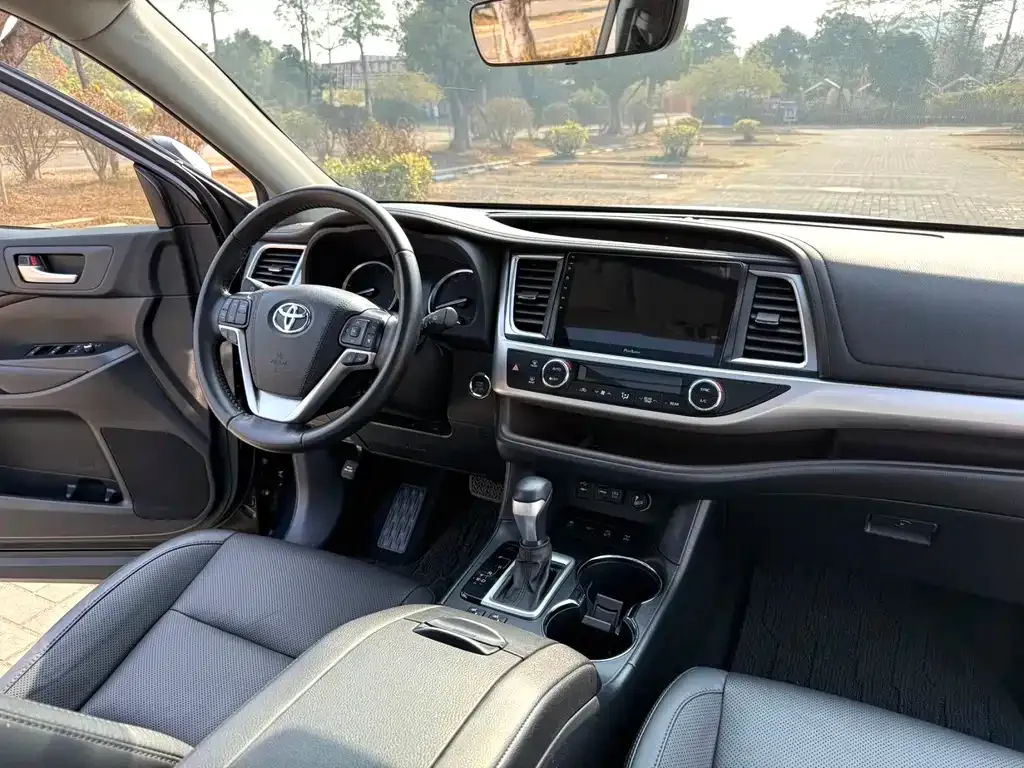 Toyota Highlander — фото 2