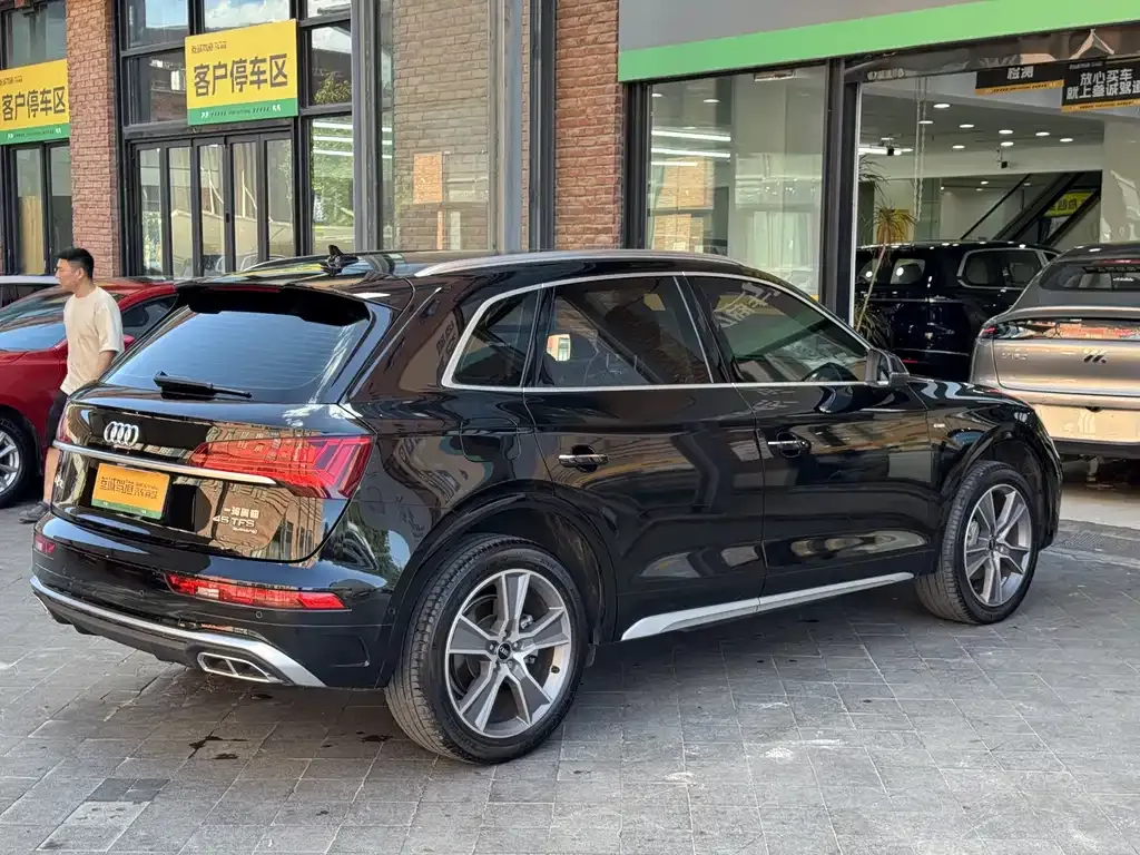 Audi Q5L — фото 10