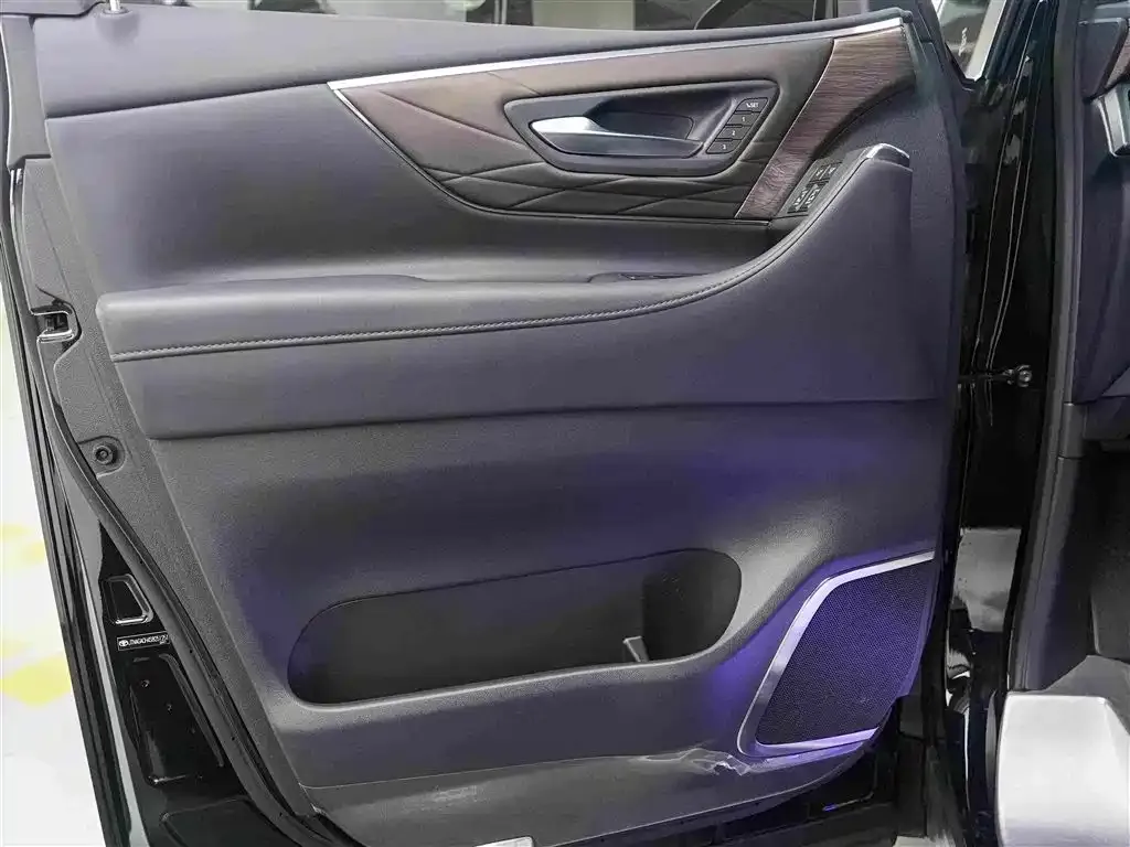 Toyota Vellfire — фото 2