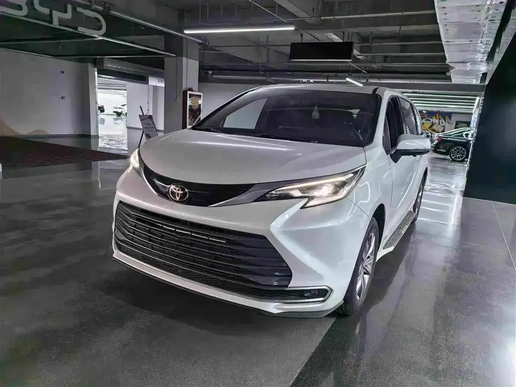 Toyota Sienna — фото 1