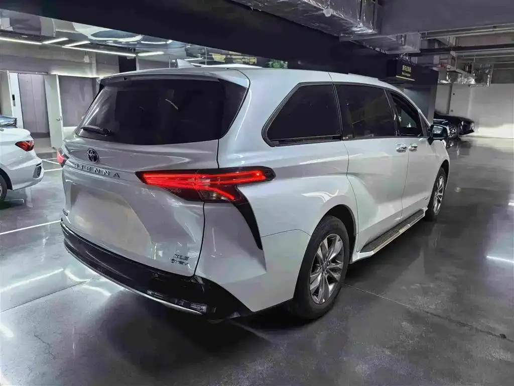 Toyota Sienna — фото 4