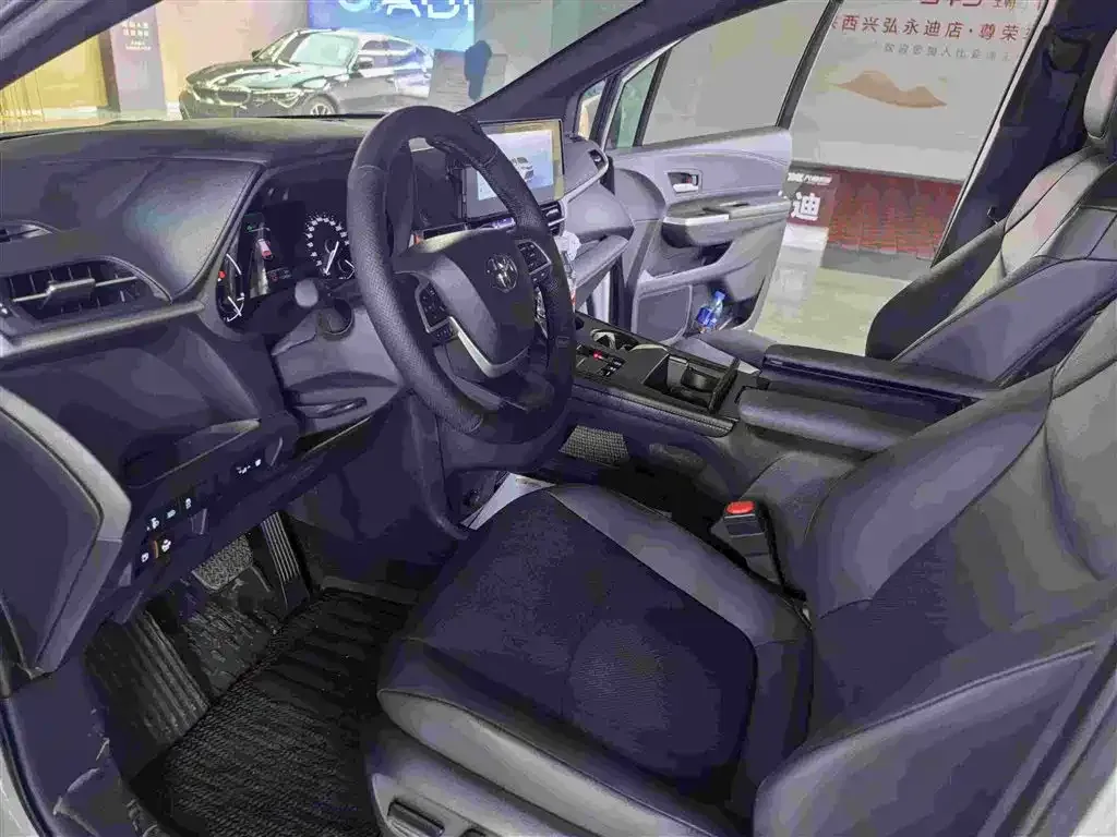 Toyota Sienna — фото 6