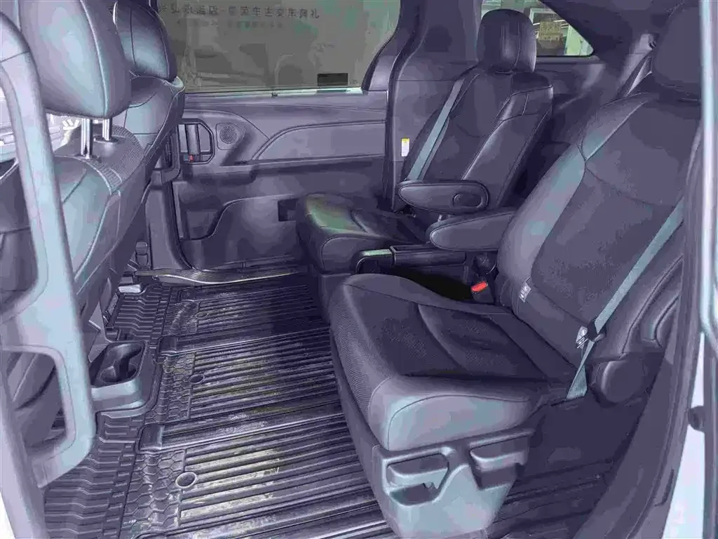 Toyota Sienna — фото 5