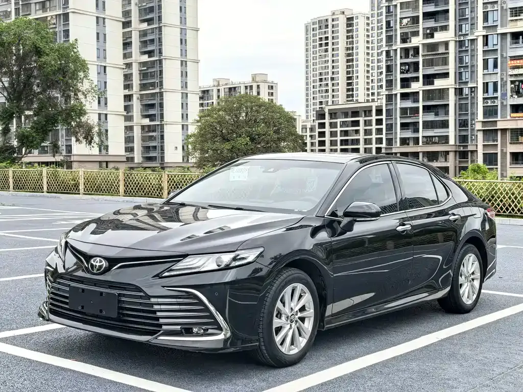 Toyota Camry — фото 1