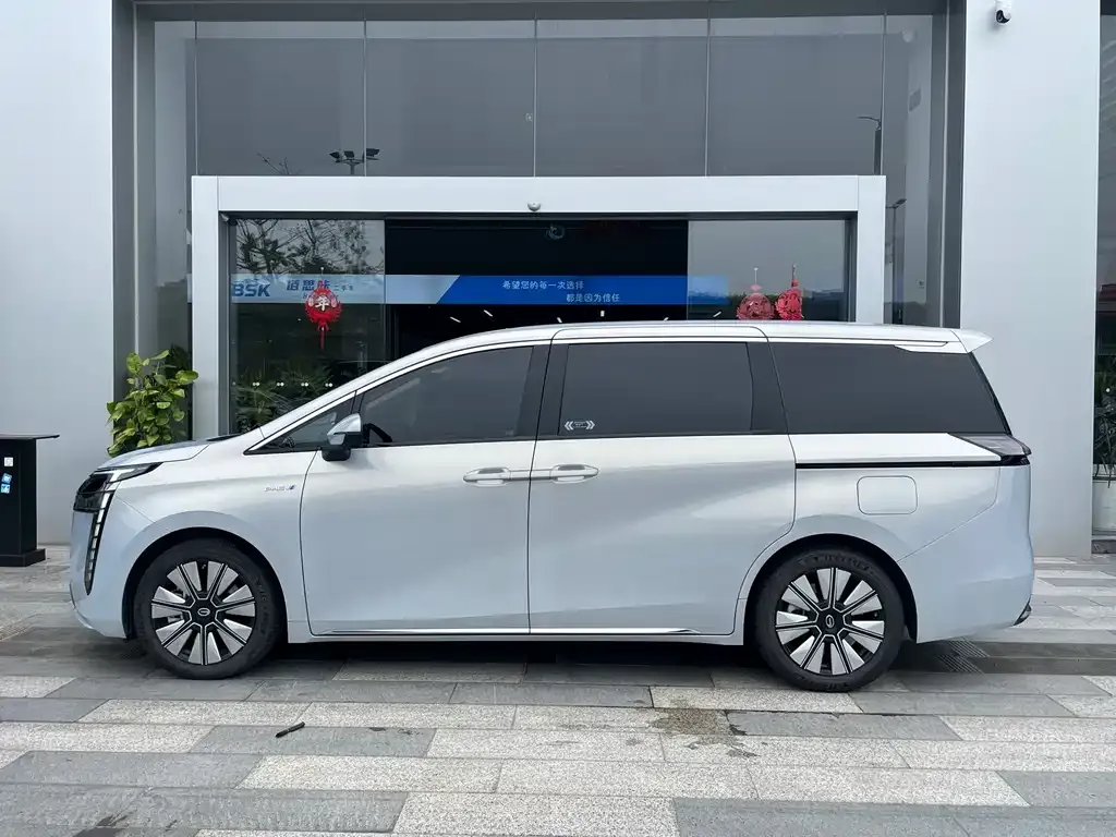 GAC Motor 传祺E8 PHEV — фото 9