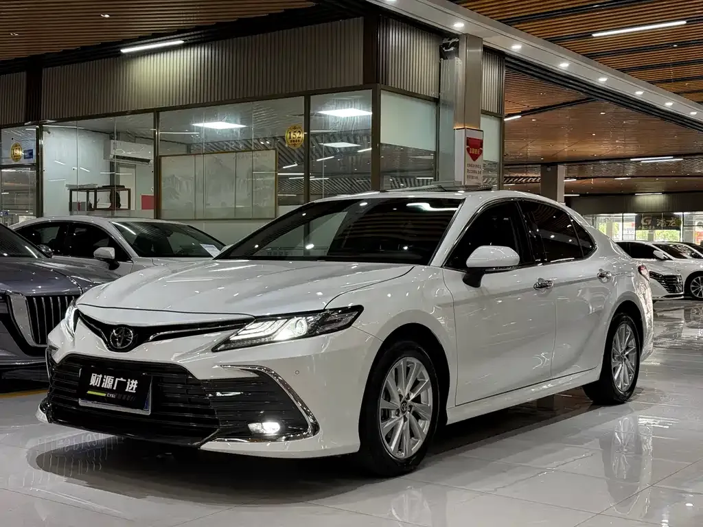 Toyota Camry — фото 1