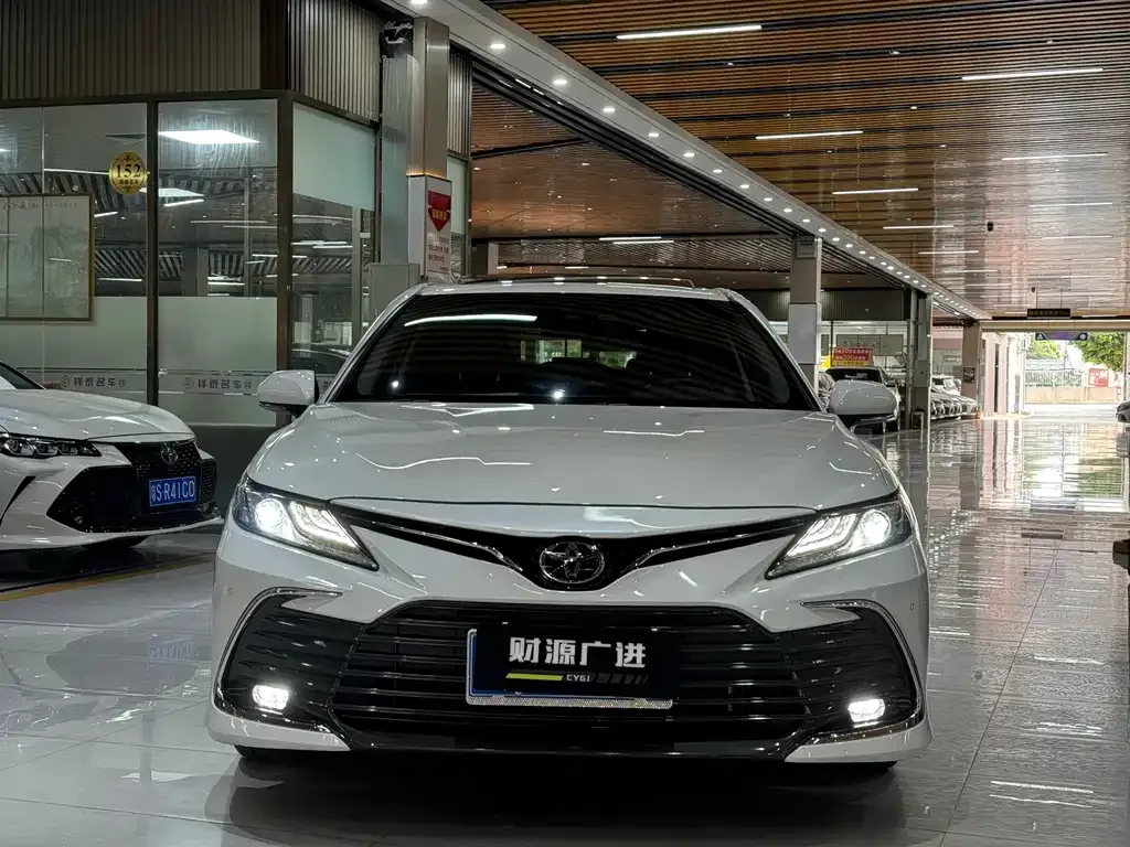 Toyota Camry — фото 10
