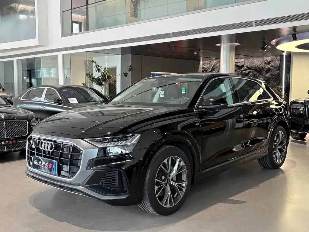 Audi Q8 — фото 1