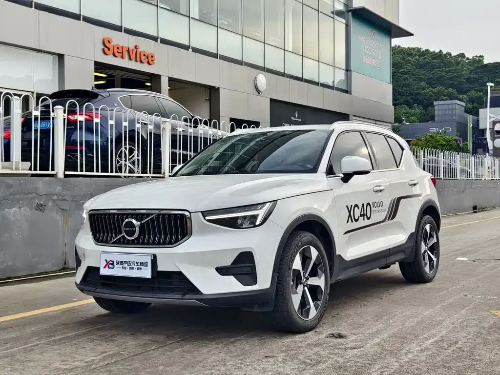 Volvo XC40 — фото 1