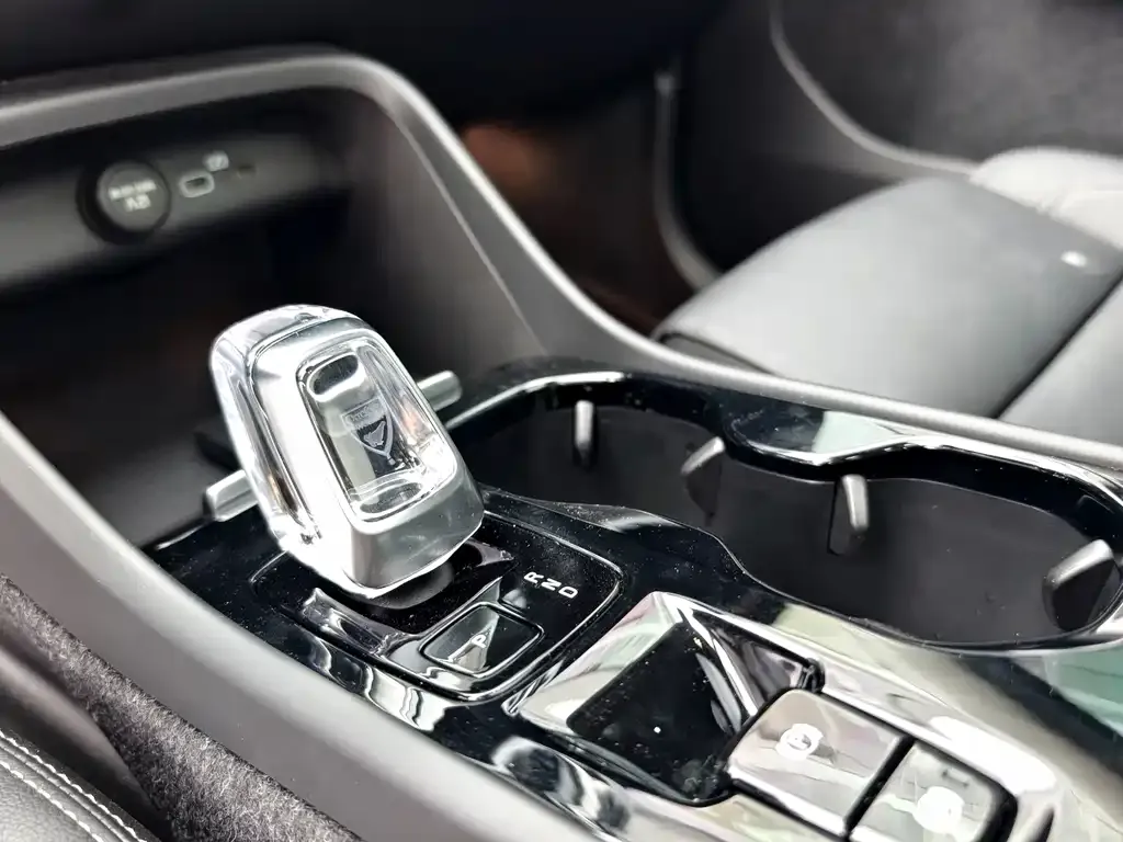 Volvo XC40 — фото 2