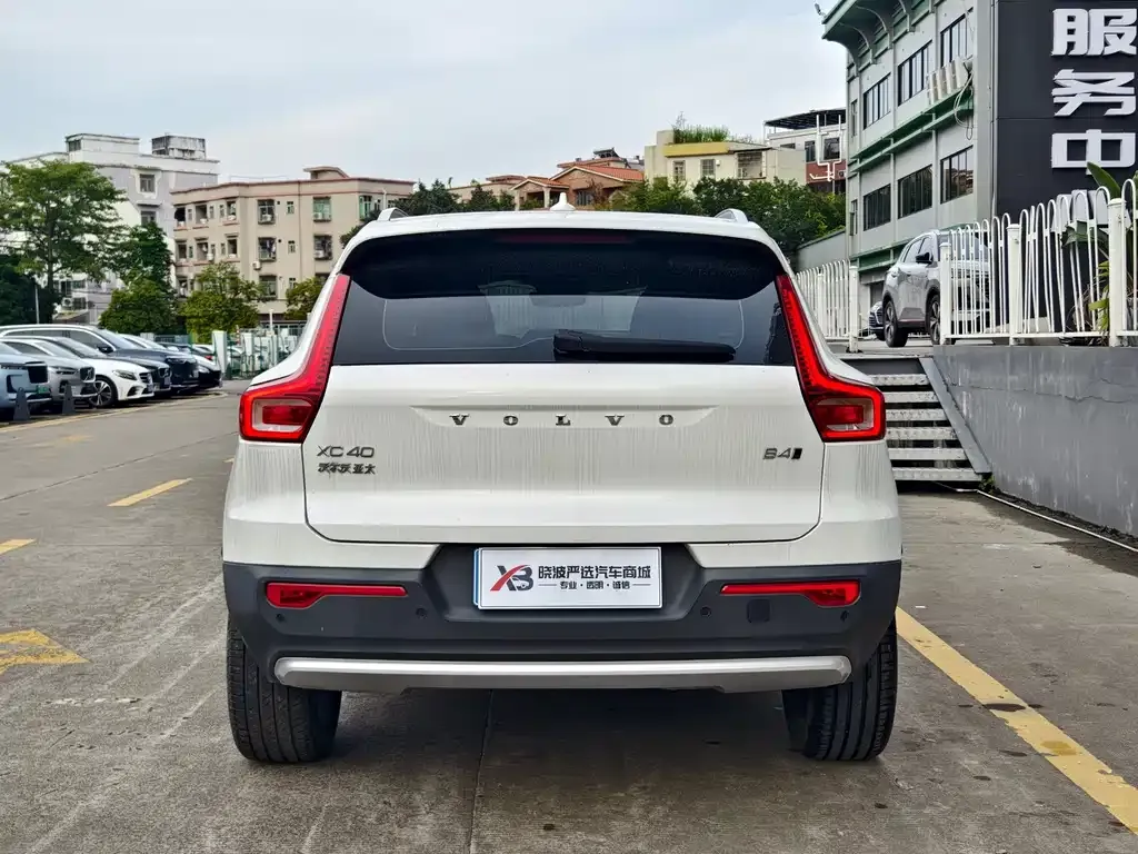 Volvo XC40 — фото 10