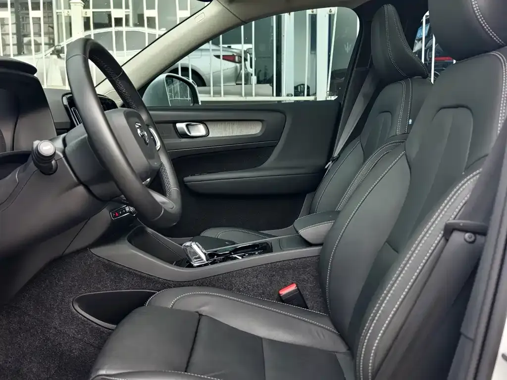 Volvo XC40 — фото 6