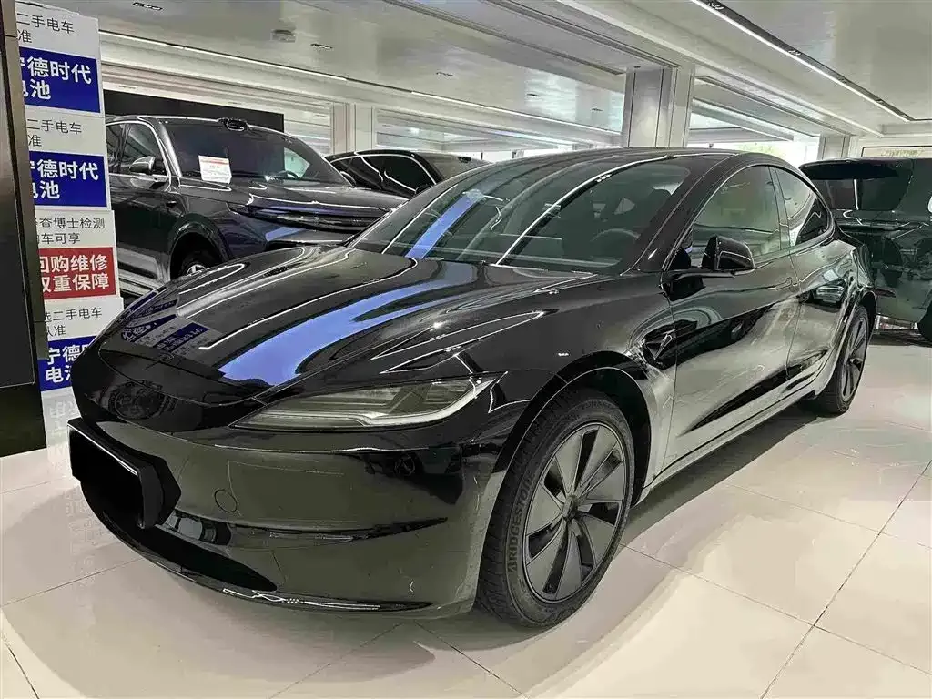 Tesla Model 3 — фото 1