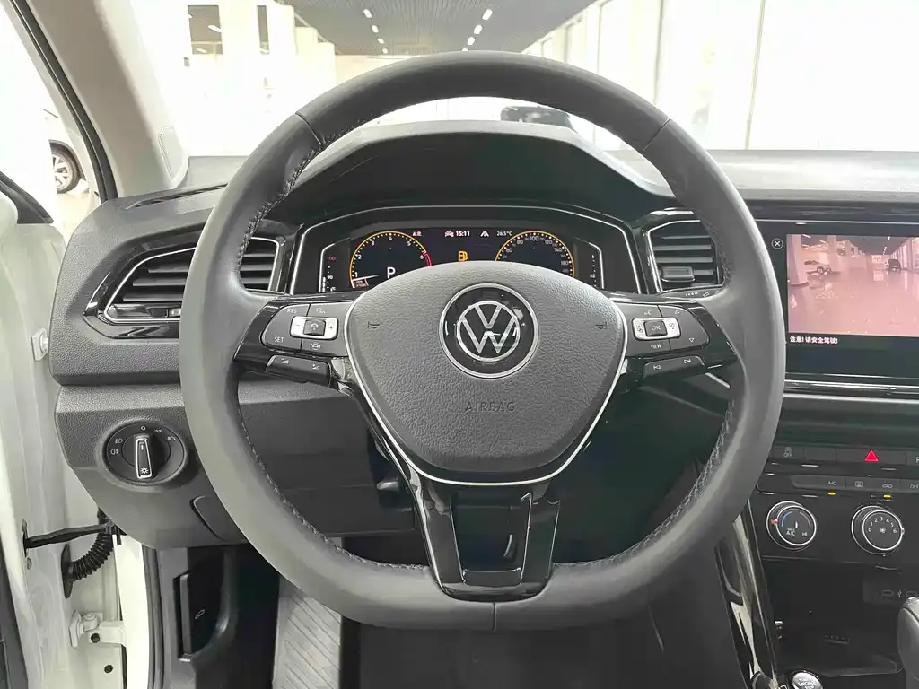 Volkswagen T-Roc — фото 9