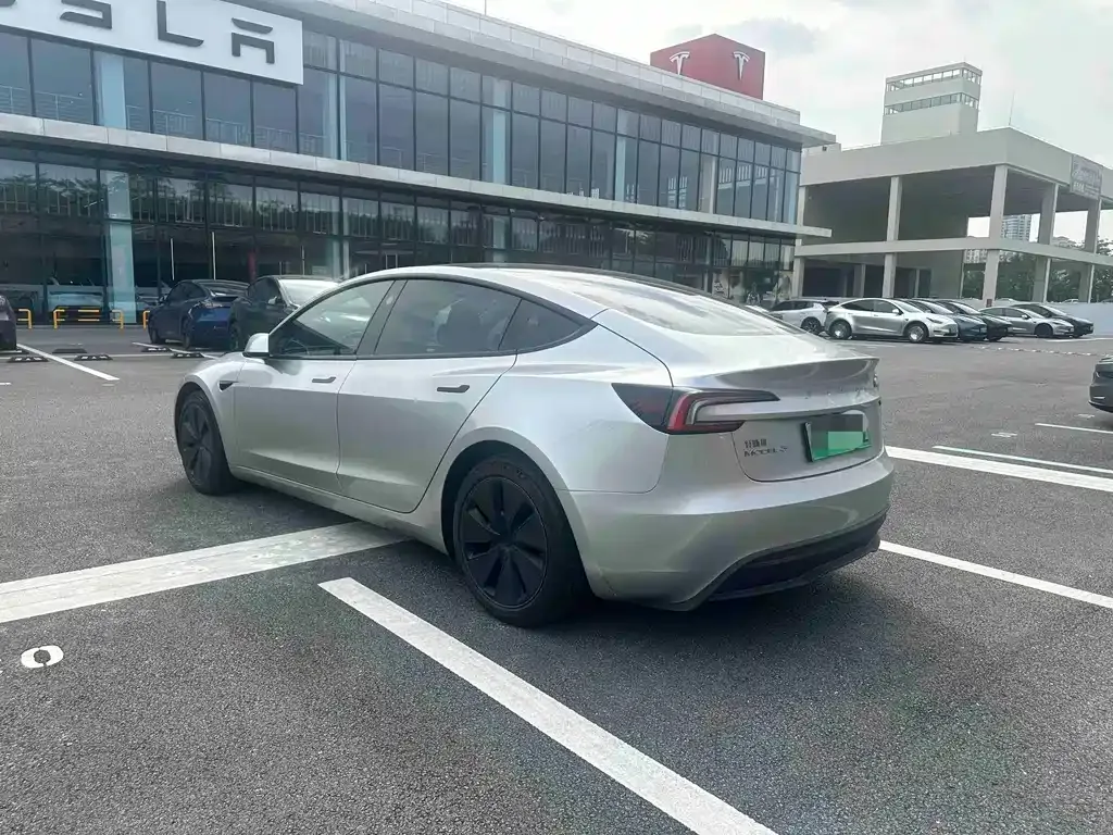 Tesla Model 3 — фото 9
