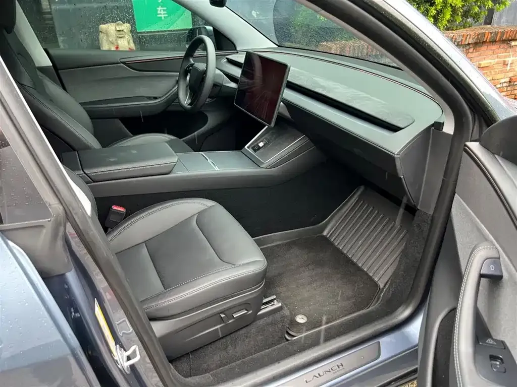 Tesla Model Y — фото 10