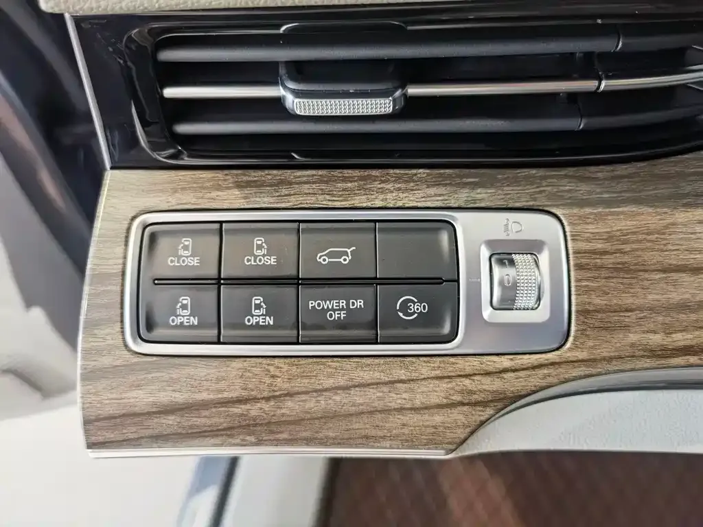 Roewe iMAX8 — фото 10