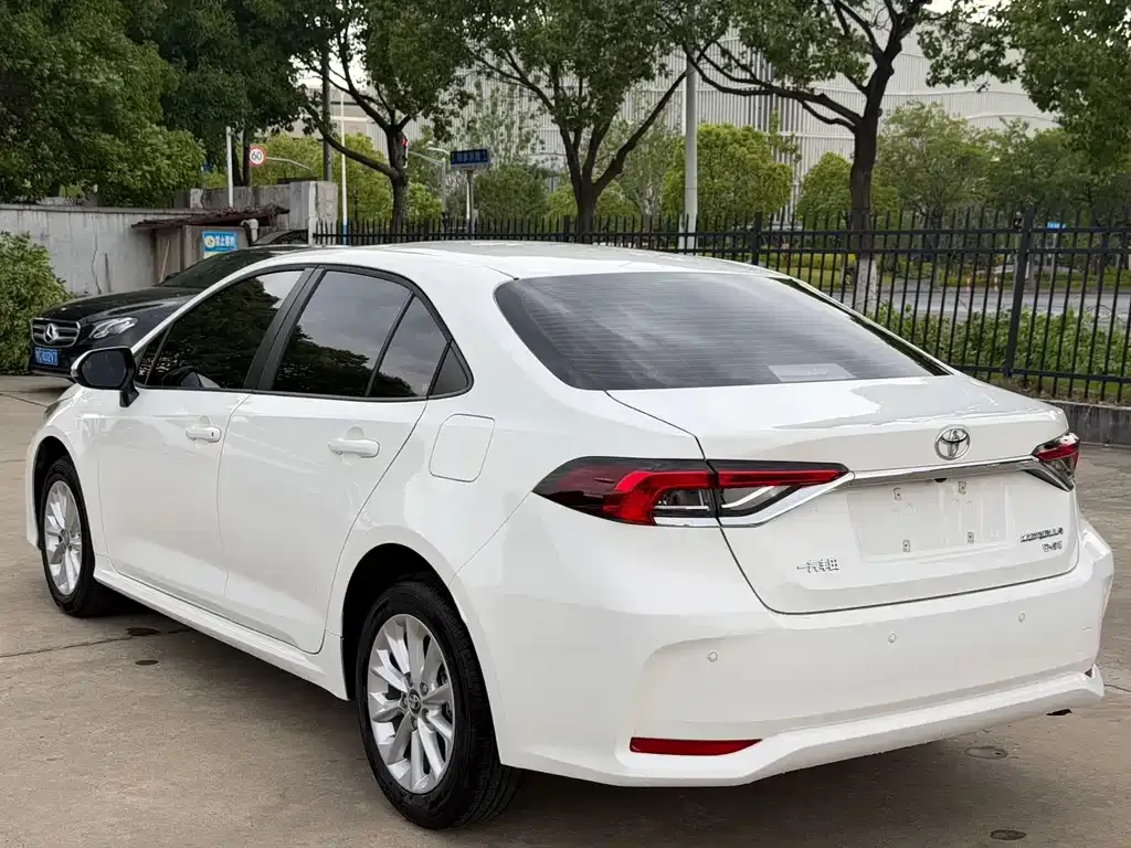 Toyota Corolla — фото 10