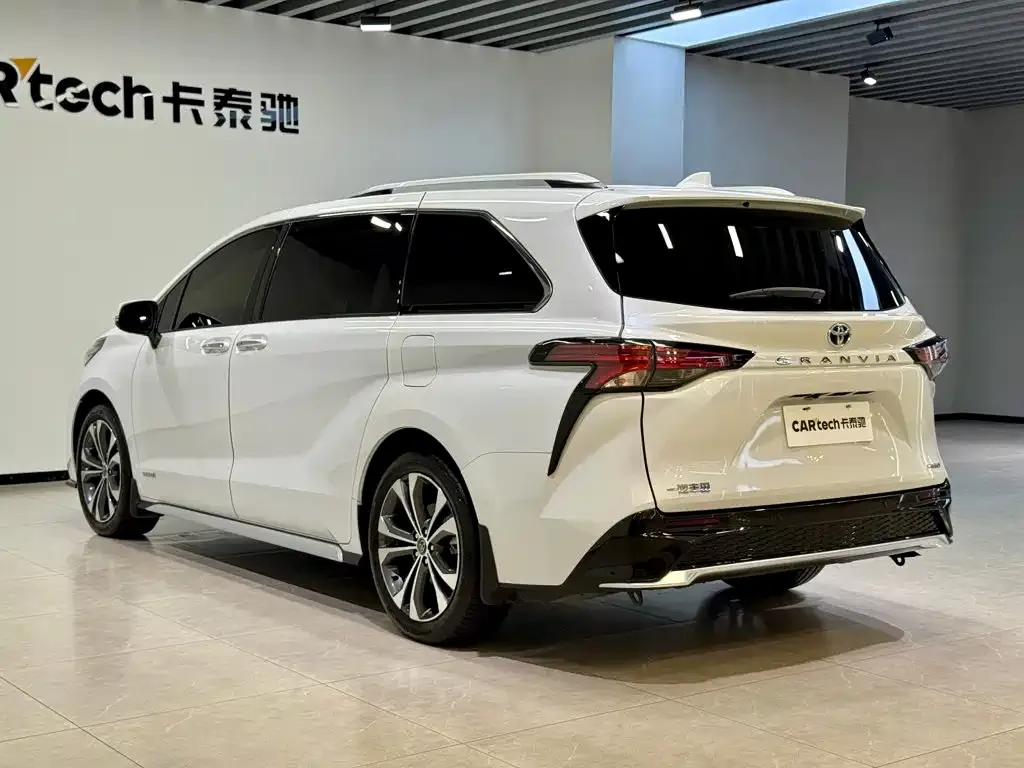 Toyota Granvia — фото 8