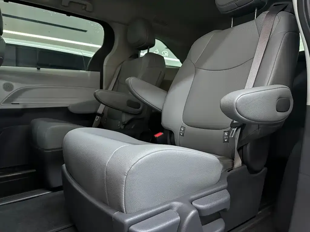 Toyota Granvia 2024 из CN, фото 10