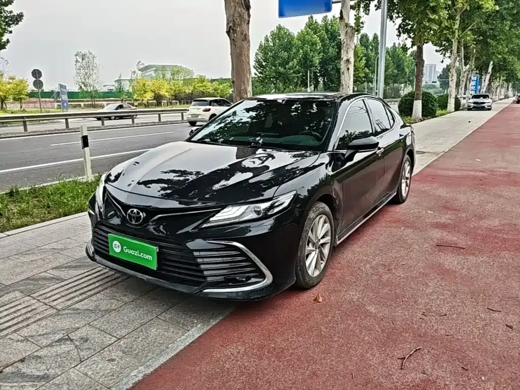 Toyota Camry — фото 1
