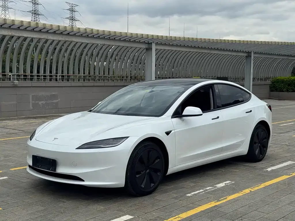 Tesla Model 3 — фото 1