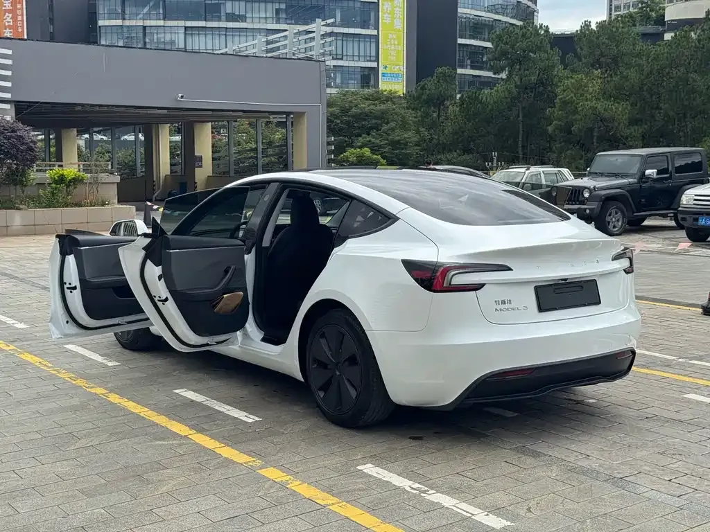 Tesla Model 3 — фото 10