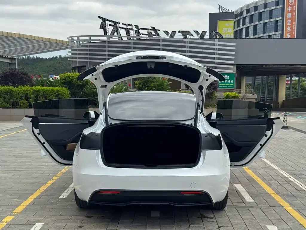 Tesla Model 3 — фото 9